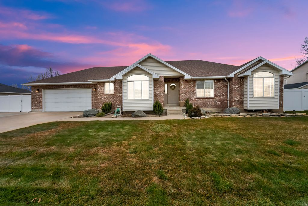 Photo of 954 W RUBY WAY, West Bountiful, UT 84087 (MLS # 2128113)