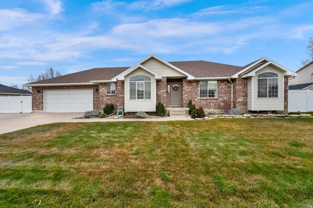 Photo of 954 W RUBY WAY, West Bountiful, UT 84087 (MLS # 2128113)