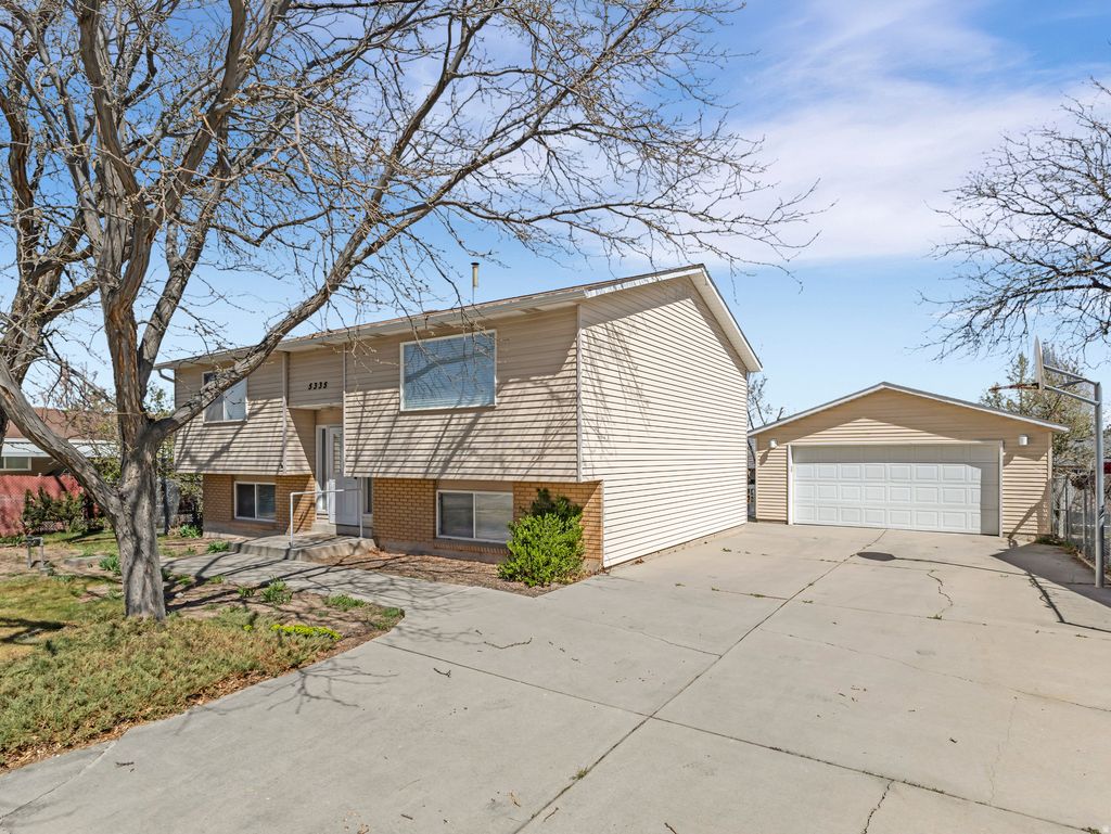 Photo of 5335 S SYDETTE CIR, Taylorsville, UT 84129 (MLS # 2146124)