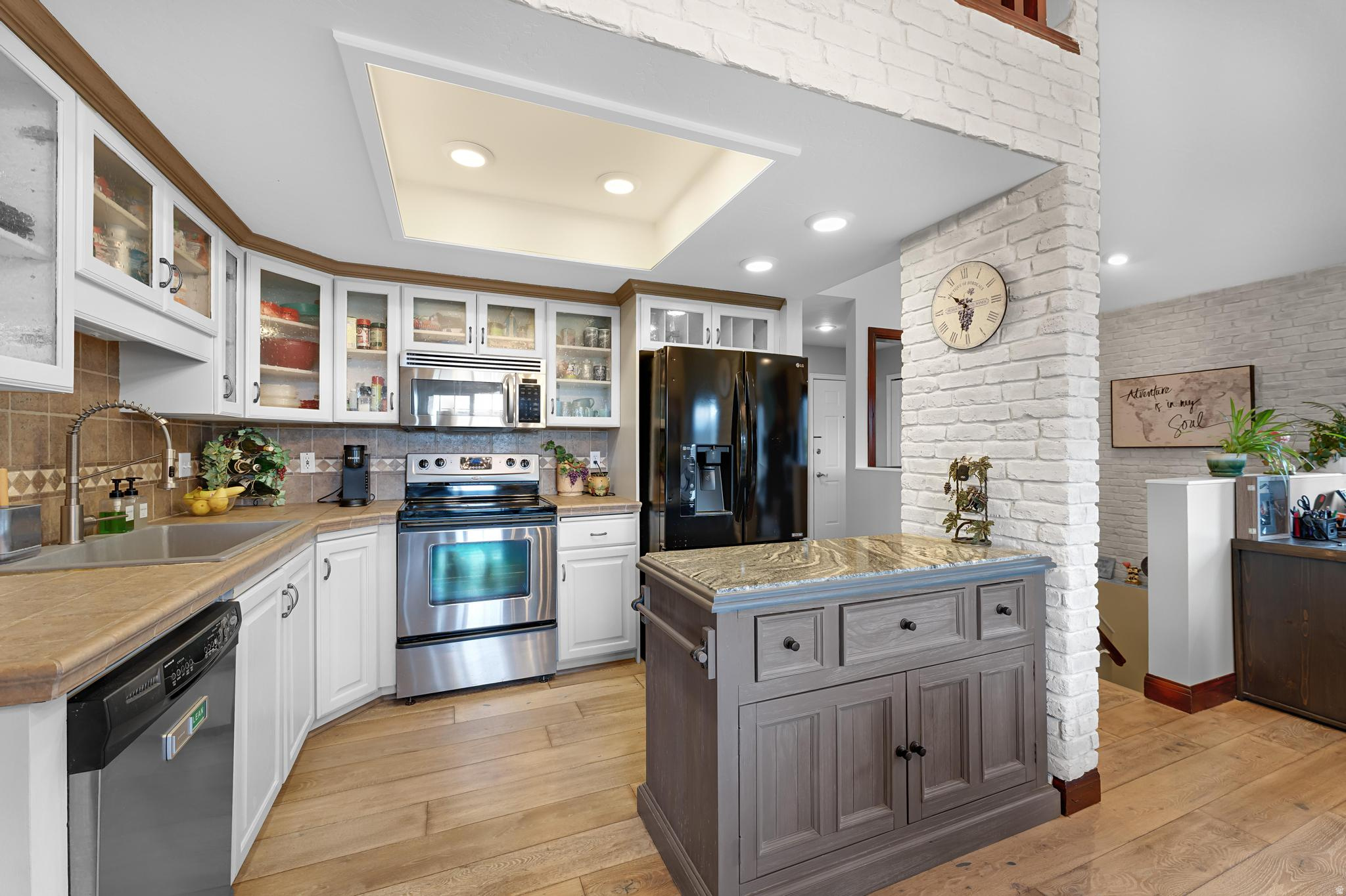 SWISS OAKS - Residential
