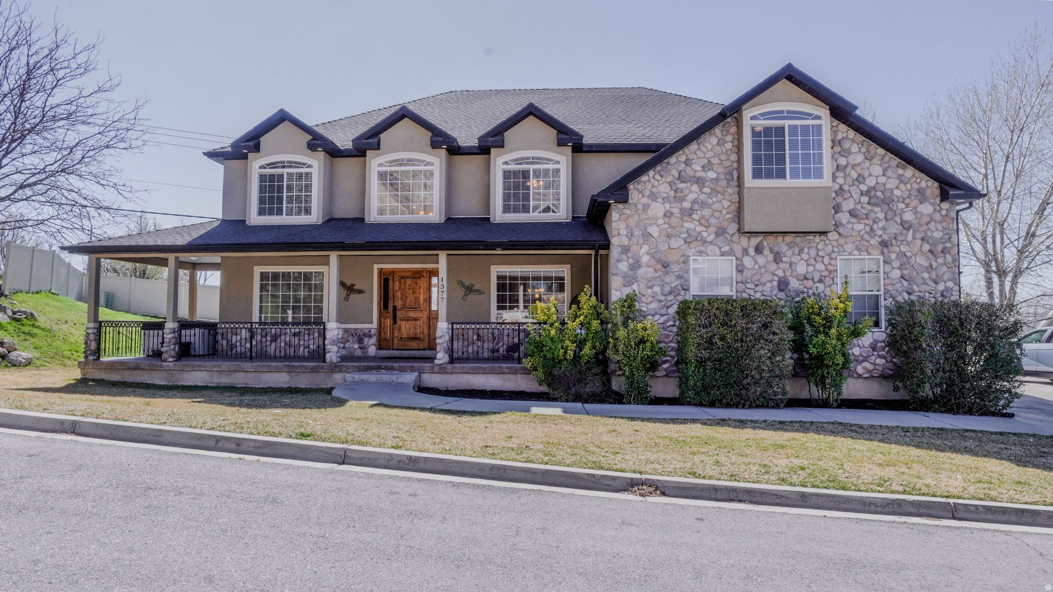 Main image without alt text