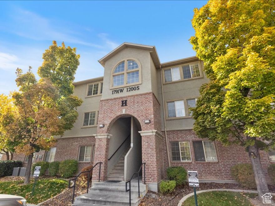 Top Floor turn key condominium. Location is close to freeway entrance and all the major shopping areas in Springville. The condo has 3 beds, 2 baths, central air and vaulted ceilings. This property is perfect for a first time home buyer, or an investor.