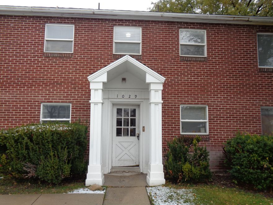 1 bedroom, 1 bathroom, top floor unit of 4-plex building, swamp cooler, tile floors, locked common door, on street parking only No pets no smoking This unit does NOT have a dishwasher, hookups or laundry facility HAVE TO GO TO LAUNDRY MAT $995 rent $500 Deposit On street parking only have to park on 400 East. Available now Davidson Realty 801-466-5078 Email: info@dripm.com  1029 South 400 East #3