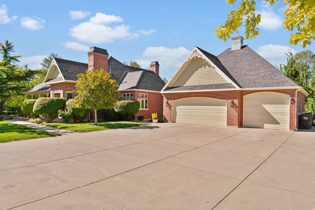 Photo of 1818 S BLOOMING GROVE LN, Kaysville, UT 84037 (MLS # 2186483)