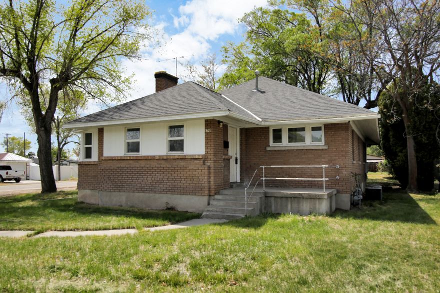 Legal Duplex, each unit has new (2023) Air Conditioning and Electrical and flooring. Unit 2 Comes with a washer/dryer in basement. Home as Fiber for telecommunications. 2 Car detached garage, This is the only Duplex located in Tremonton currently. Must Have 48 Hours Notice to schedule showings. Contact Agent.