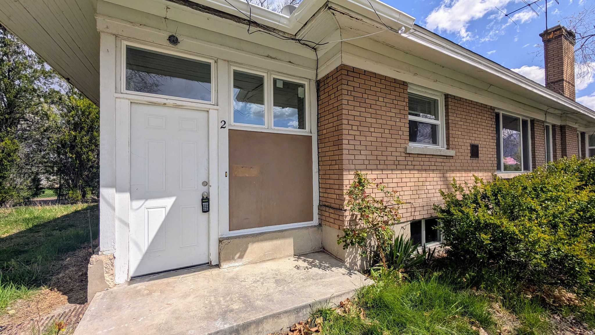 Main image without alt text