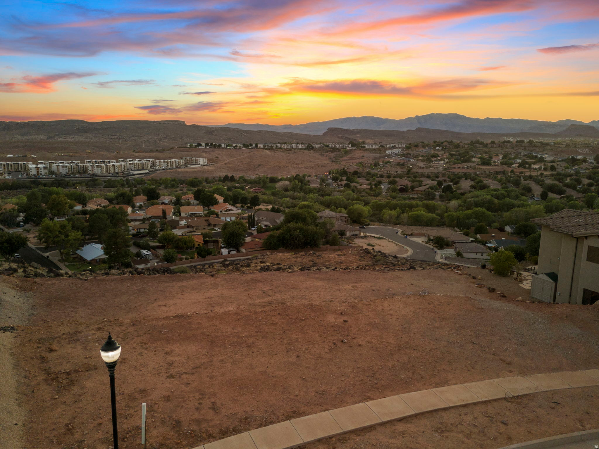 WHISPER RIDGE - Land