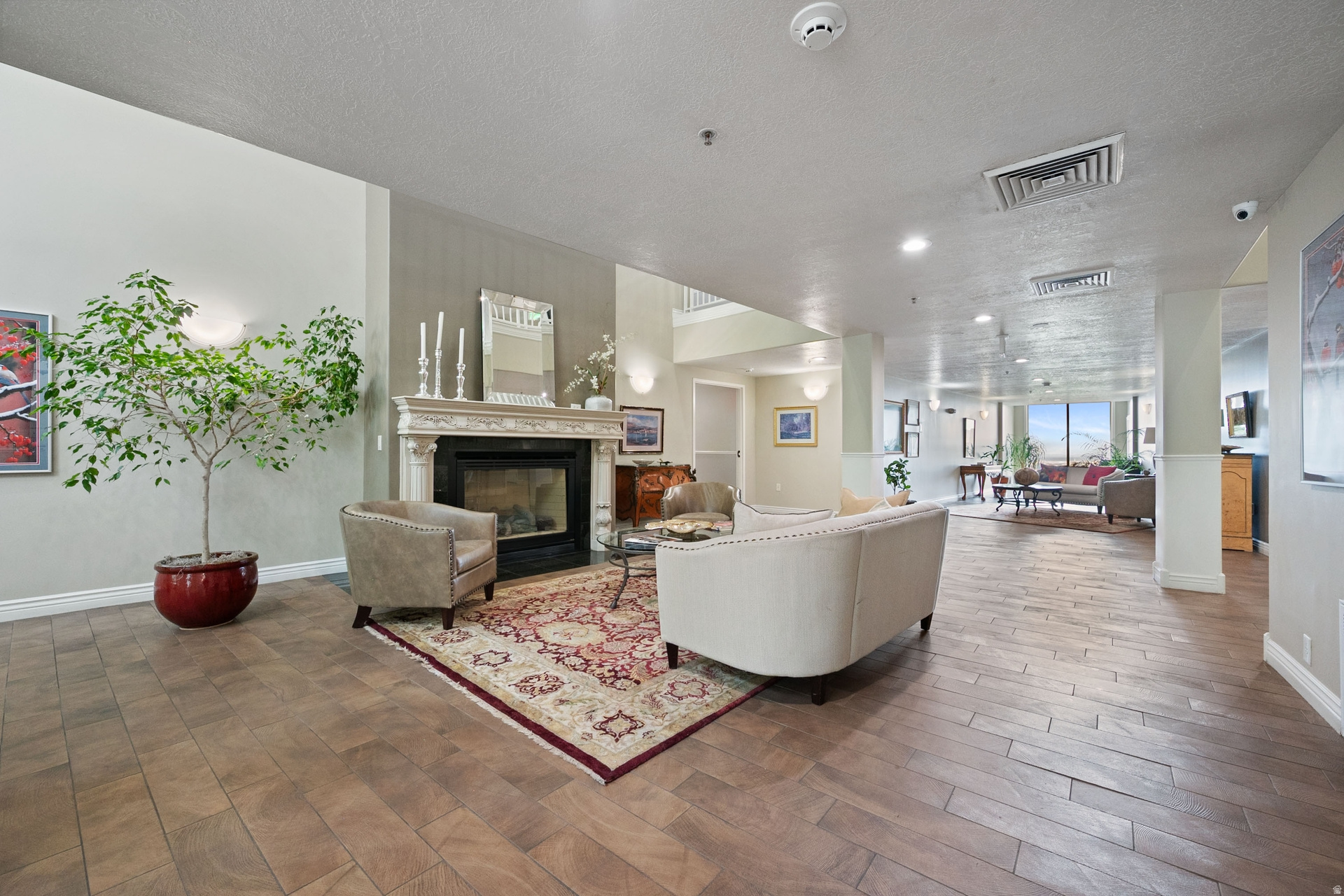 PRESIDENTIAL CLUB - Residential
