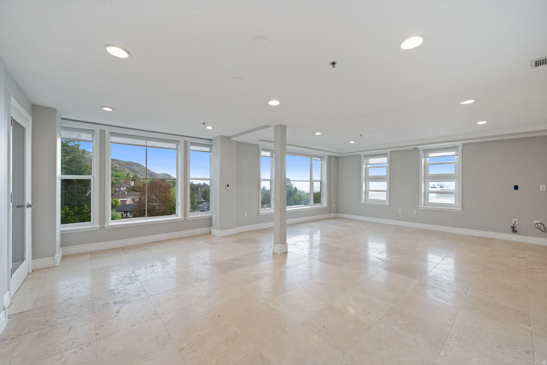 PRESIDENTIAL CLUB - Residential