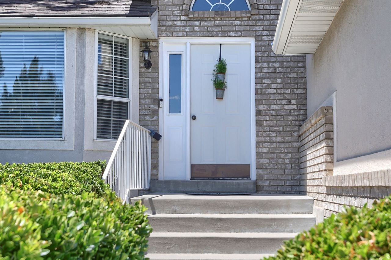CAPITAL ESTATES - Residential