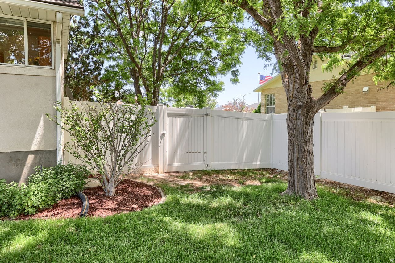 CAPITAL ESTATES - Residential