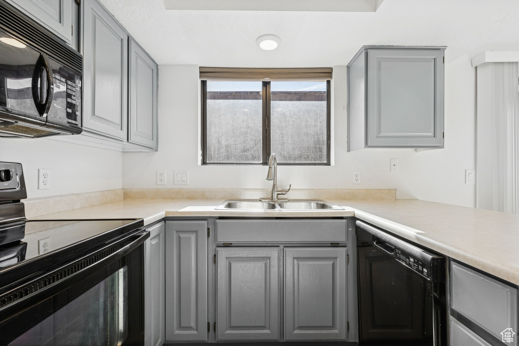 SPANISH PALMS TOWNHOMES - Residential