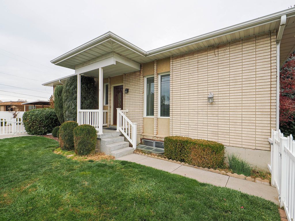 Photo of 5586 S BROCKWAY DR, Salt Lake City, UT 84117 (MLS # 2126705)