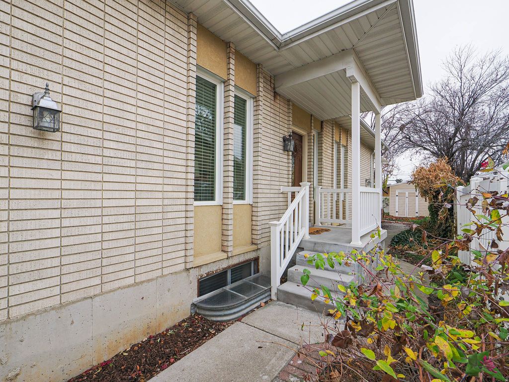 Photo of 5586 S BROCKWAY DR, Salt Lake City, UT 84117 (MLS # 2126705)