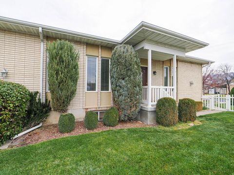 Photo of 5586 S BROCKWAY DR, Salt Lake City, UT 84117 (MLS # 2126705)