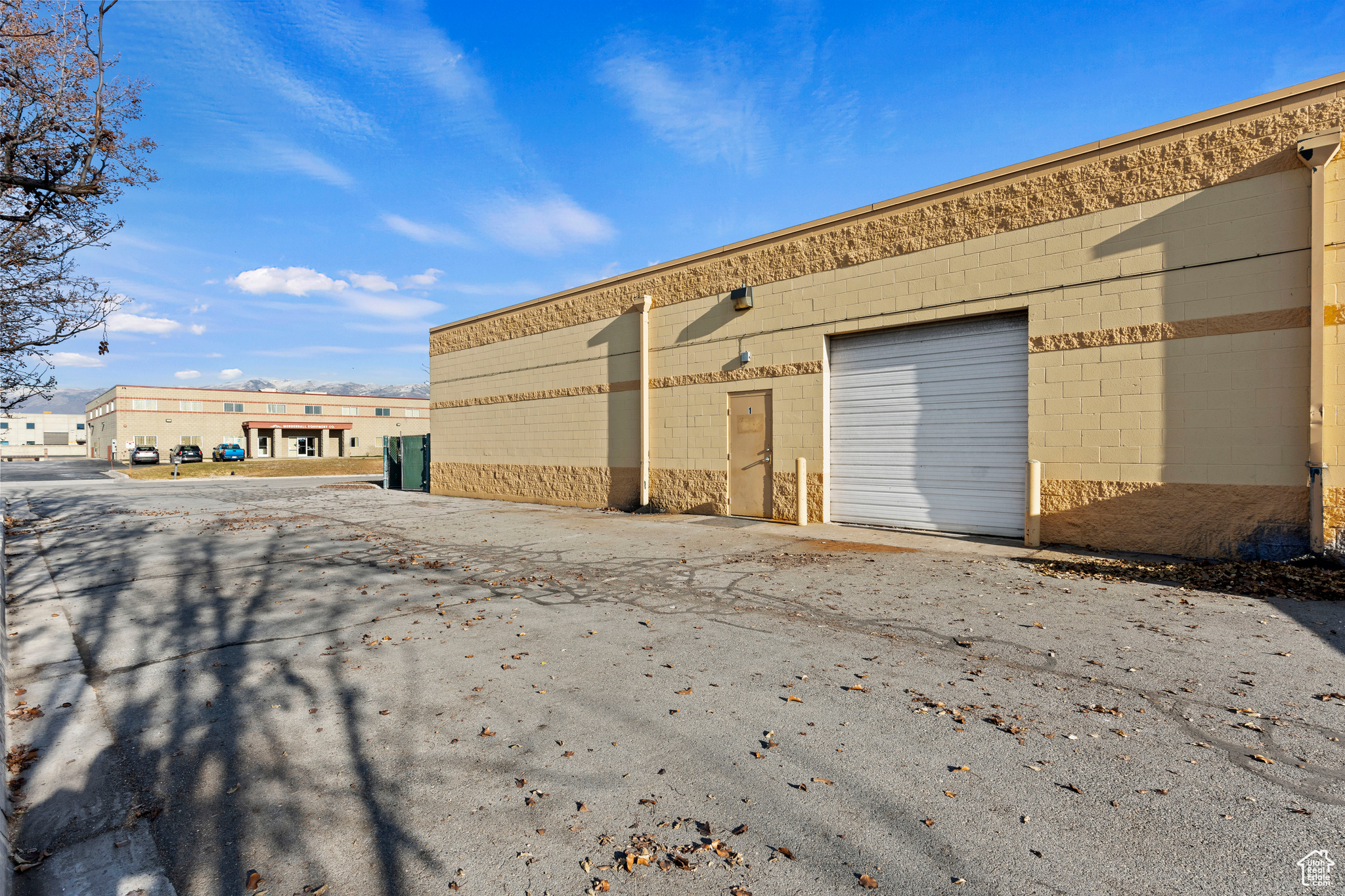 NORTH WOOD BUSINESS CENTER - Commercial Lease