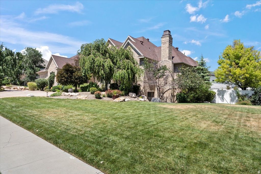 Photo of 1064 W PARK PALISADE DR, South Jordan, UT 84095 (MLS # 2154702)