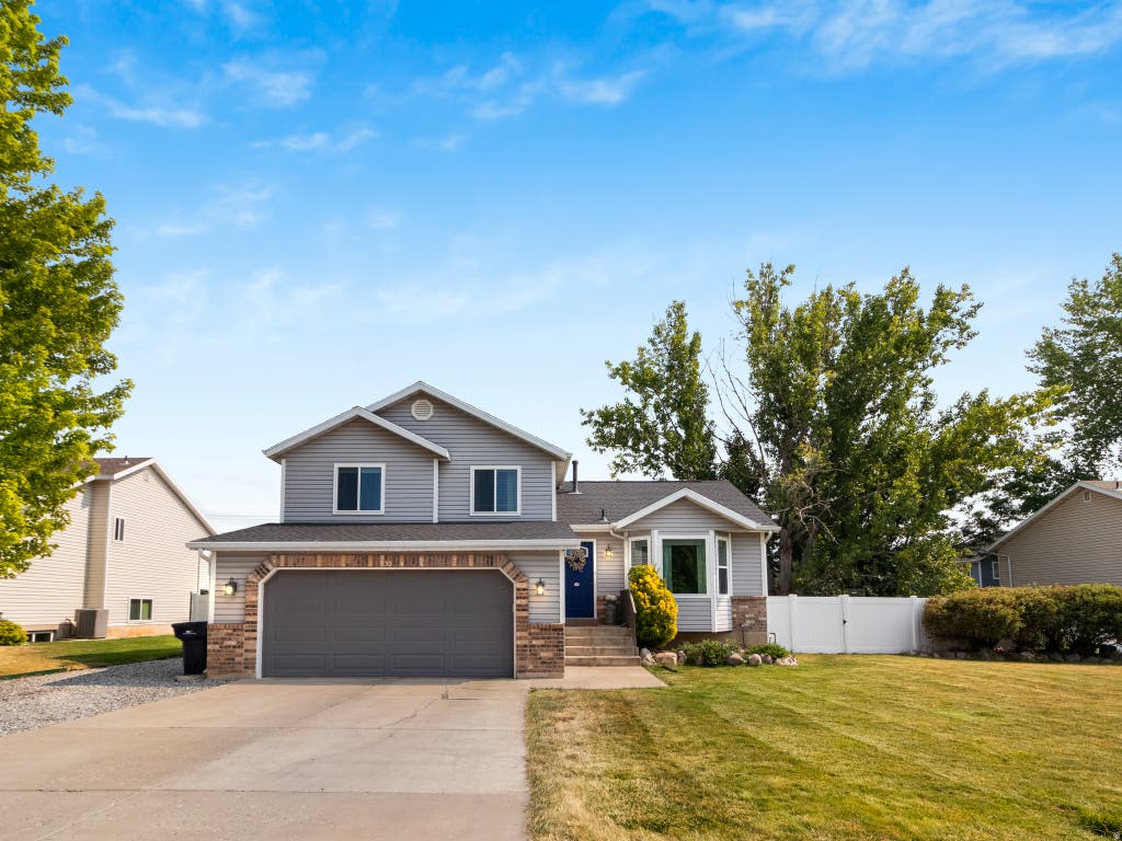 Photo of 835 W 150 S, Clearfield, UT 84015 (MLS # 2167997)