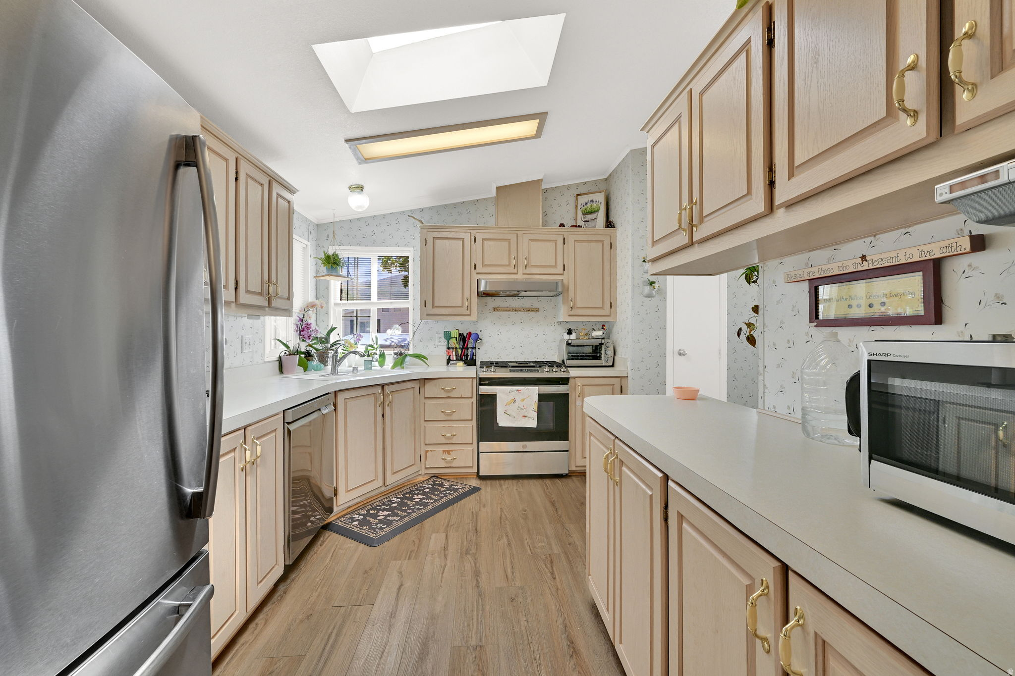 ROLLING HILLS ESTATE - Residential