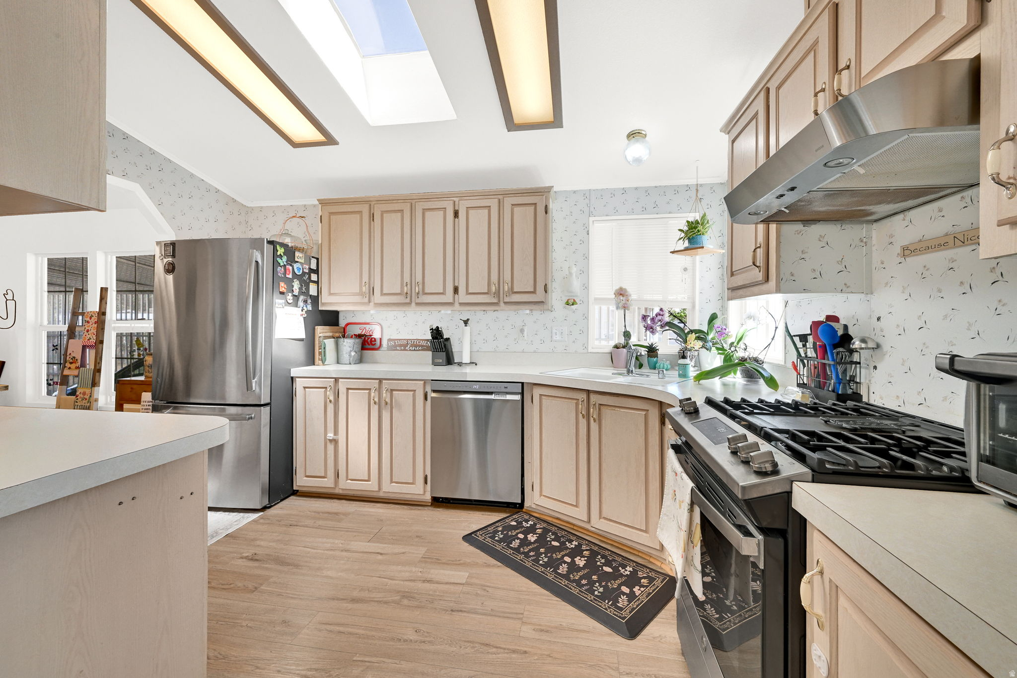 ROLLING HILLS ESTATE - Residential