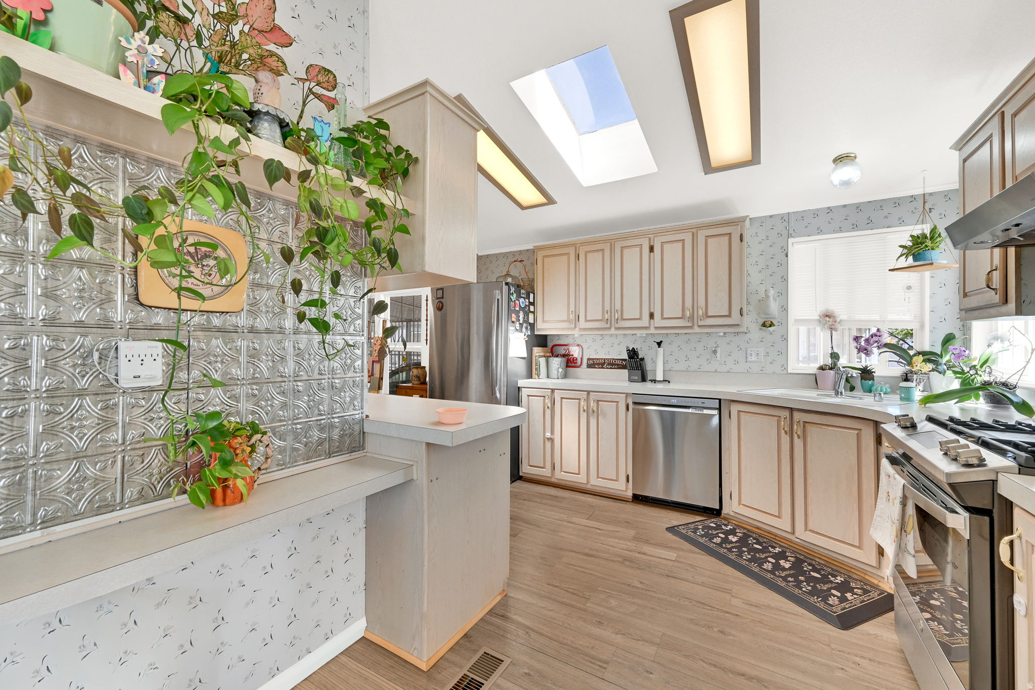 ROLLING HILLS ESTATE - Residential