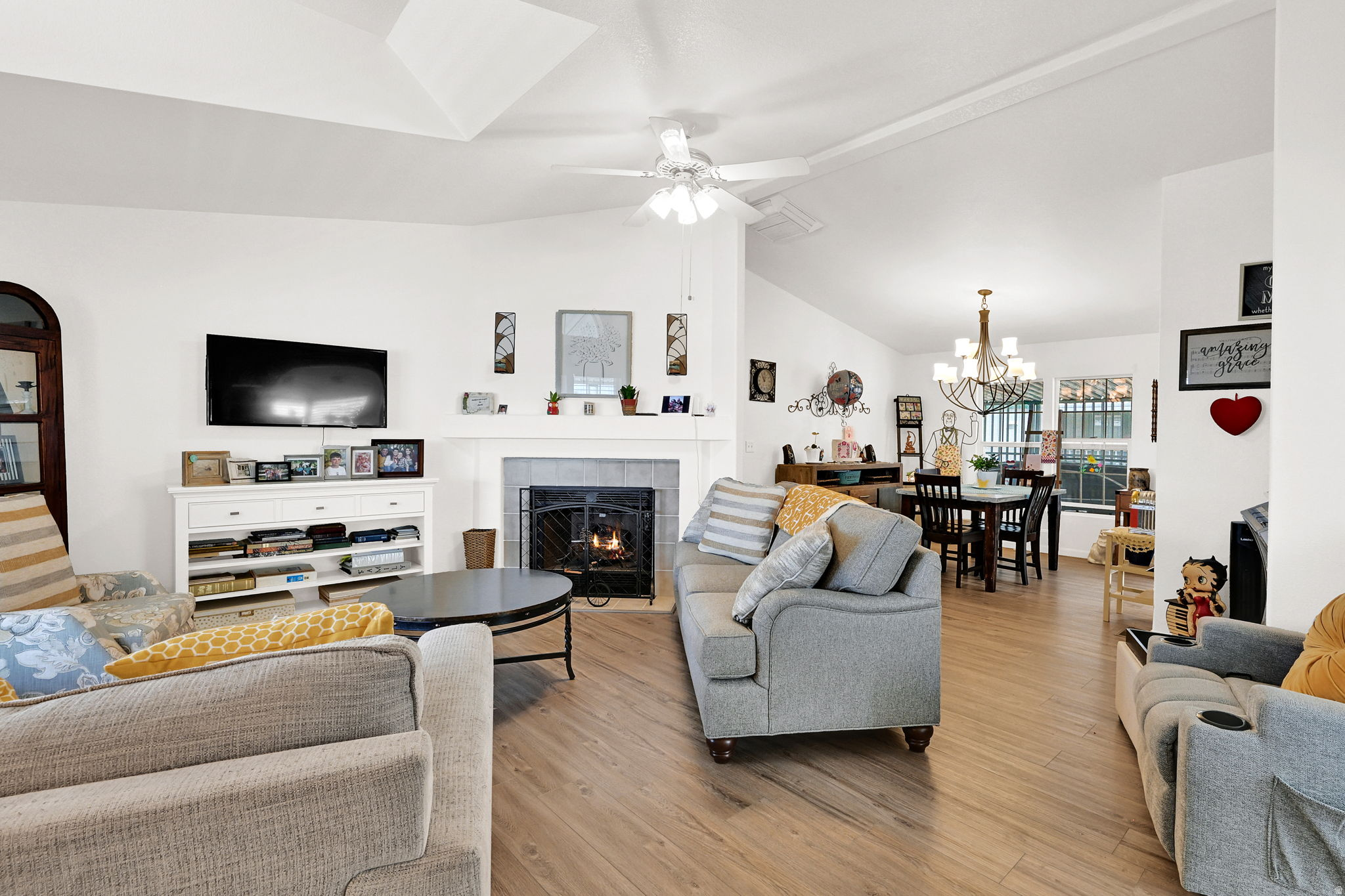 ROLLING HILLS ESTATE - Residential