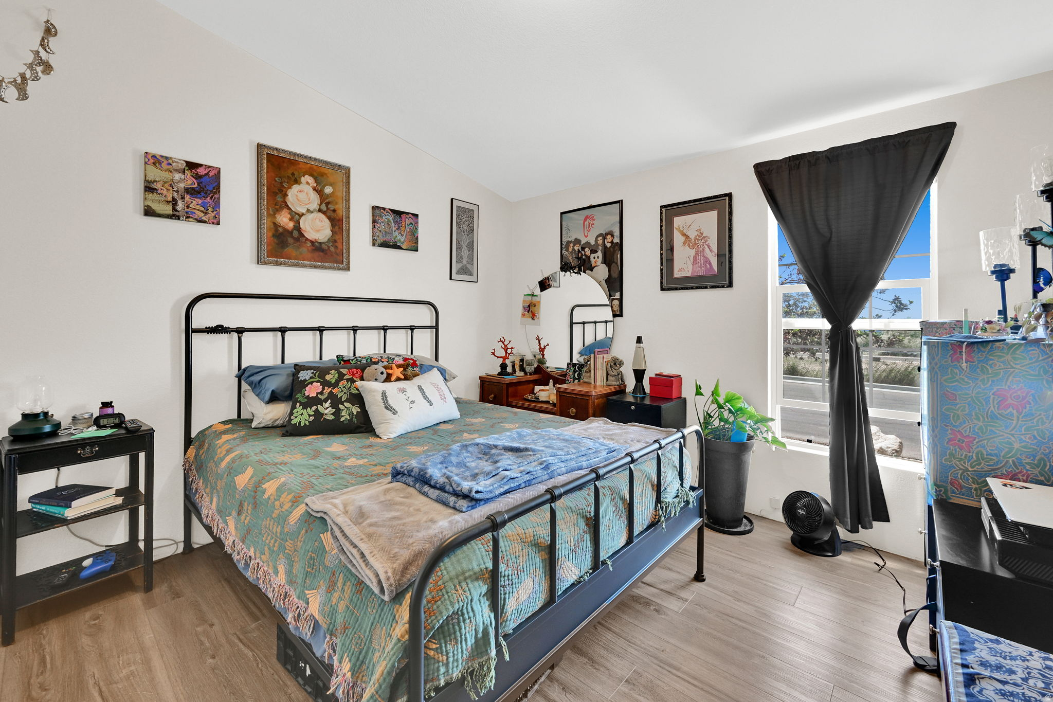 ROLLING HILLS ESTATE - Residential