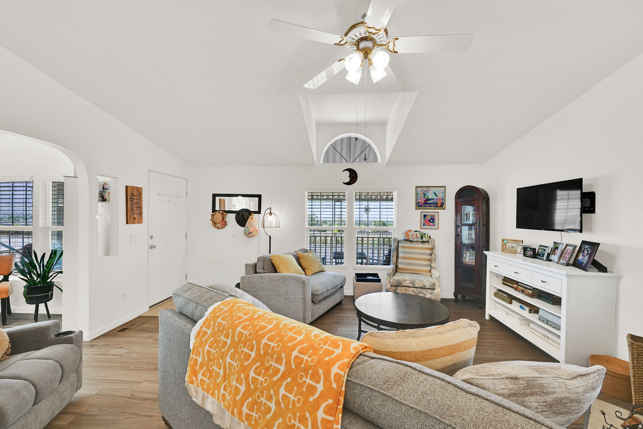 ROLLING HILLS ESTATE - Residential