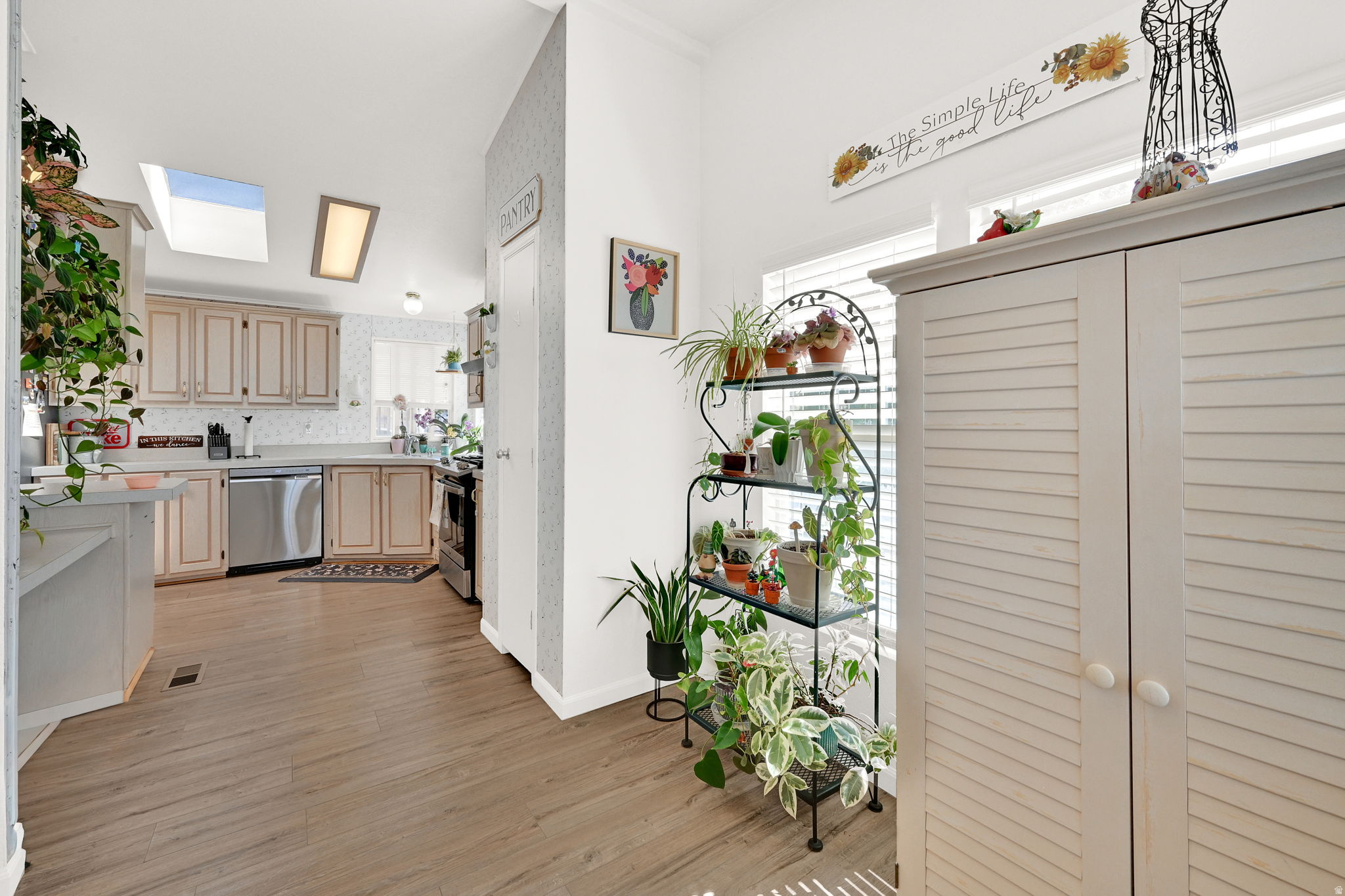 ROLLING HILLS ESTATE - Residential