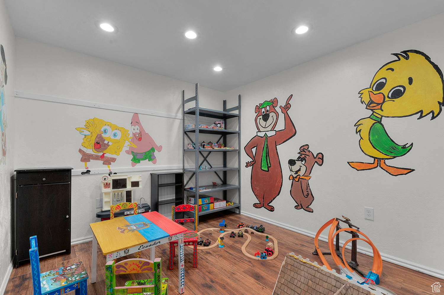 CORNERSTONE CONDM - Residential