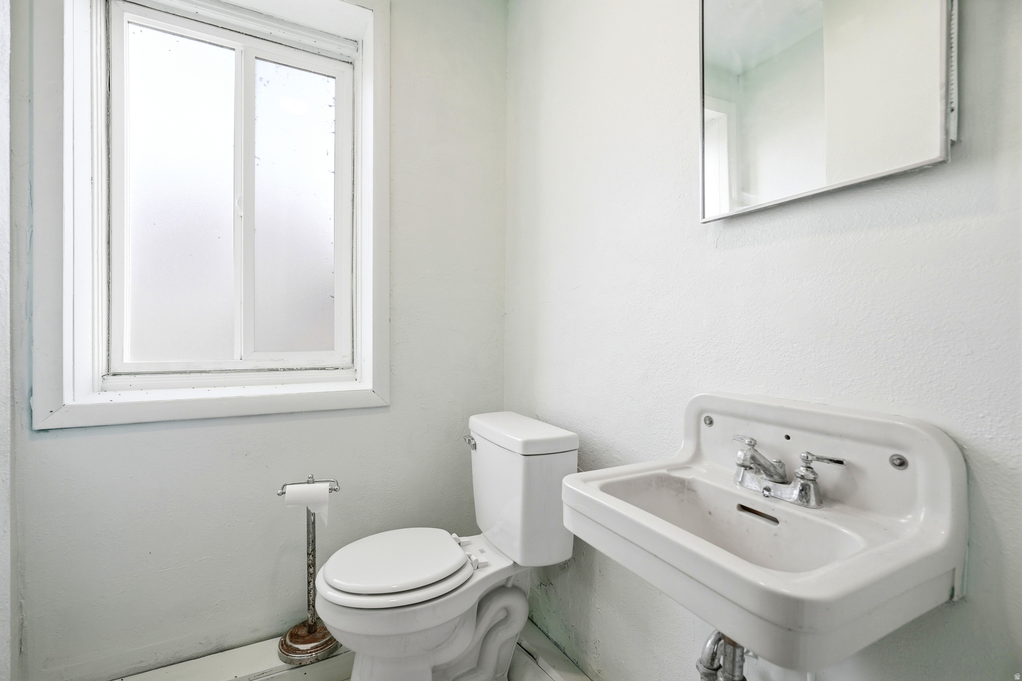 Main image without alt text