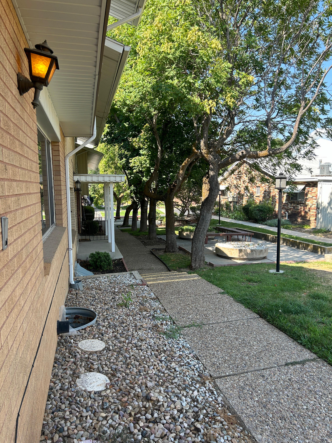 COUNTRY HILLS MANOR - Residential
