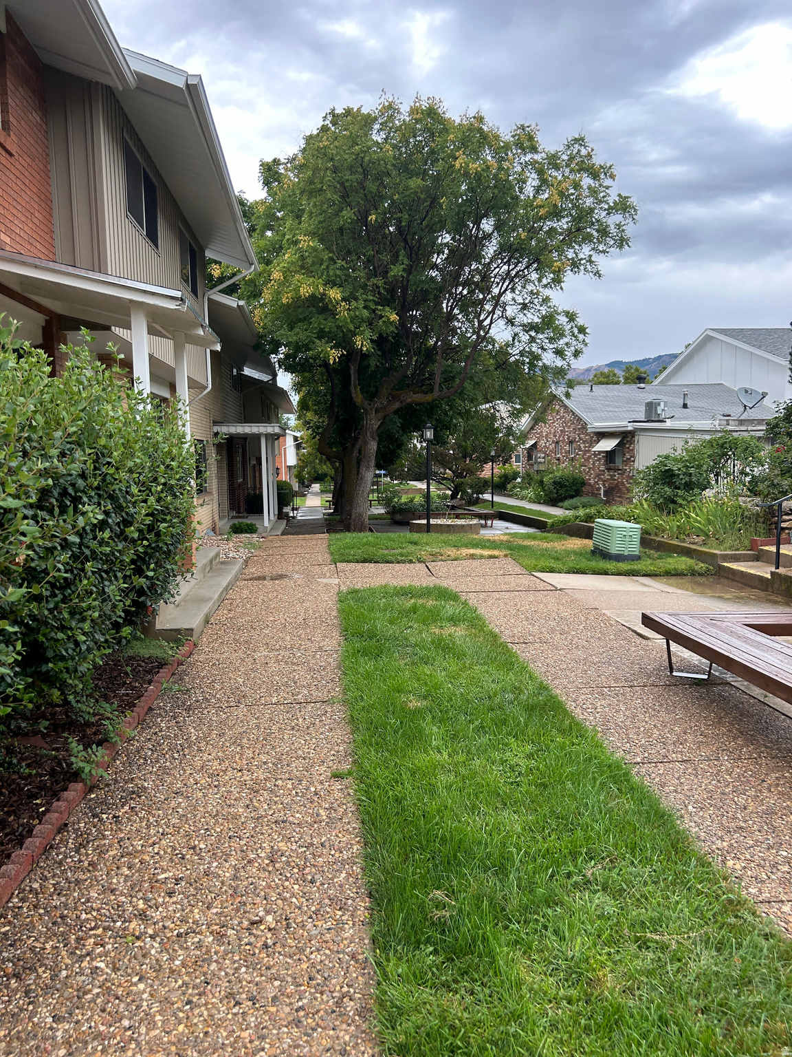 COUNTRY HILLS MANOR - Residential