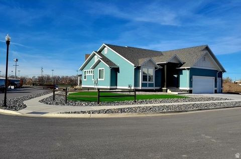 Photo of 110 S HORIZON DR, Farmington, UT 84025 (MLS # 2125733)