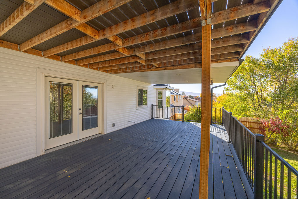 ROLLING HILLS ESTATE - Residential