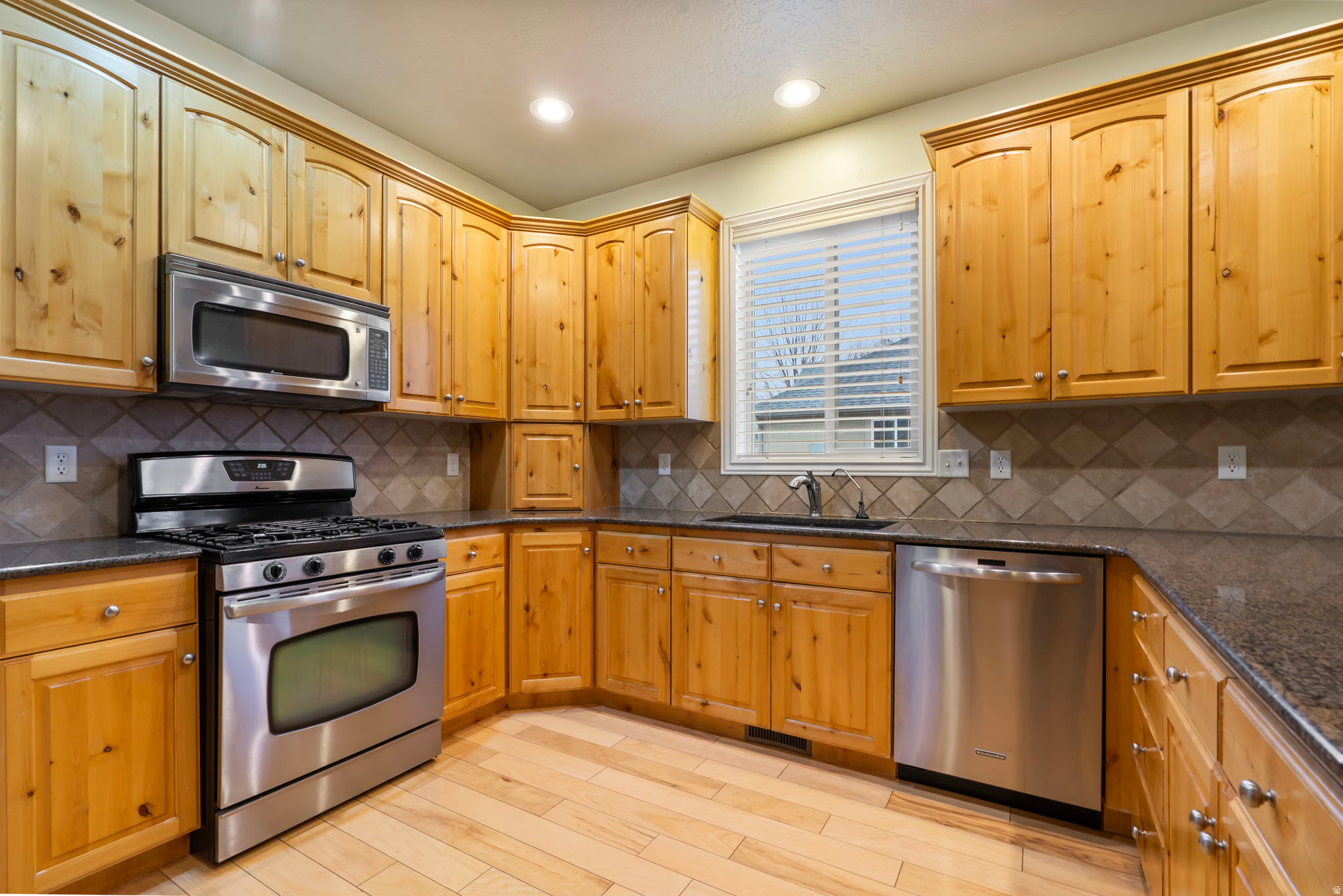 HIDDEN MEADOW ESTS - Residential