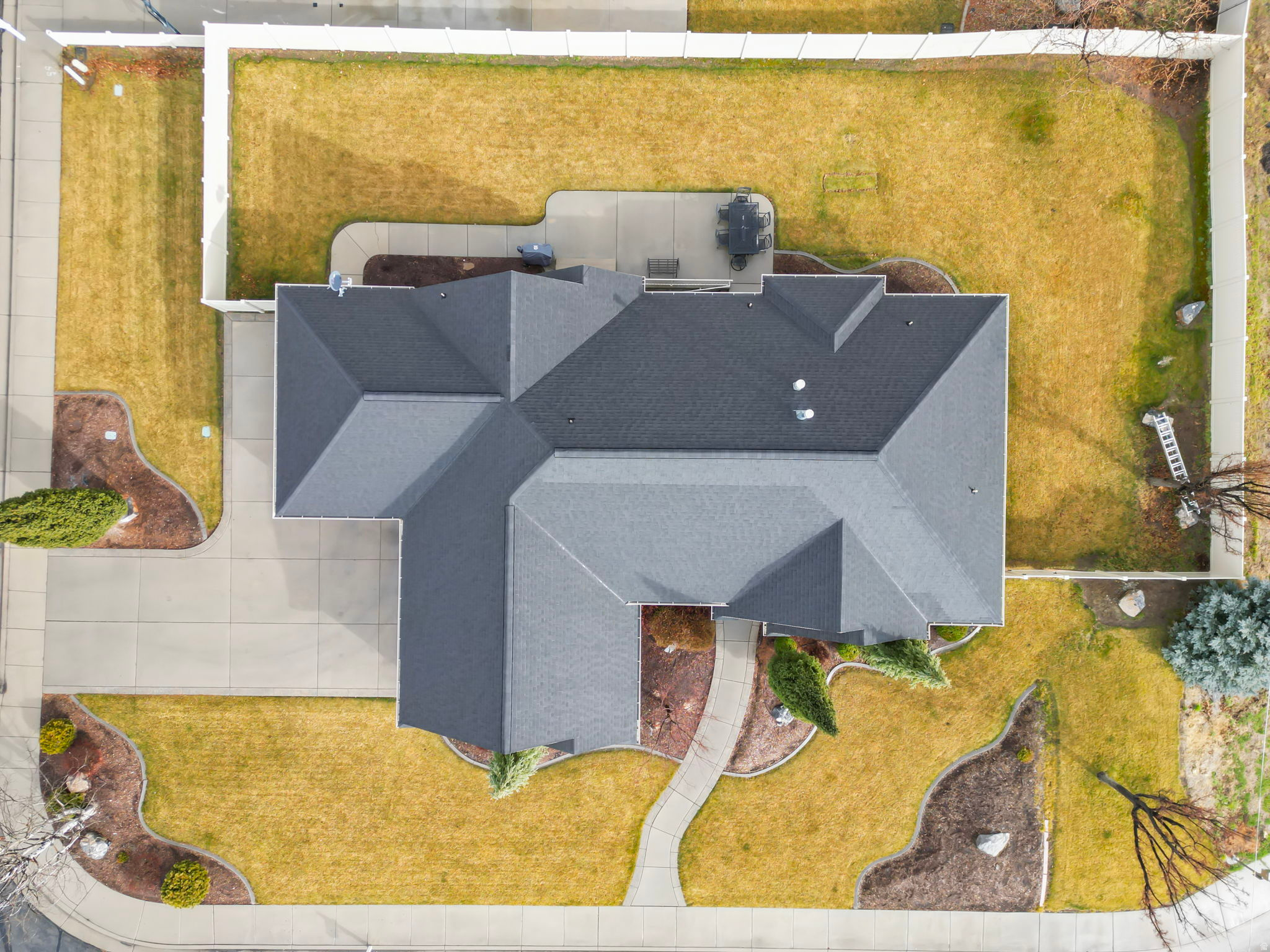 HIDDEN MEADOW ESTS - Residential