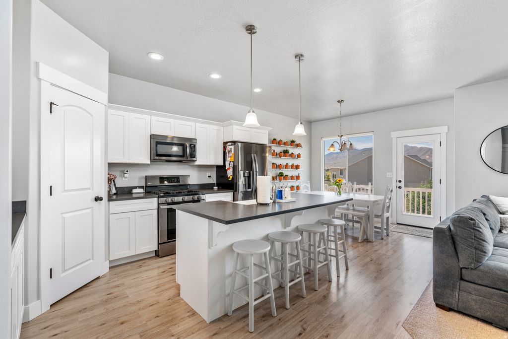Photo of 1721 W NEWCASTLE LN S, Saratoga Springs, UT 84045 (MLS # 2174050)