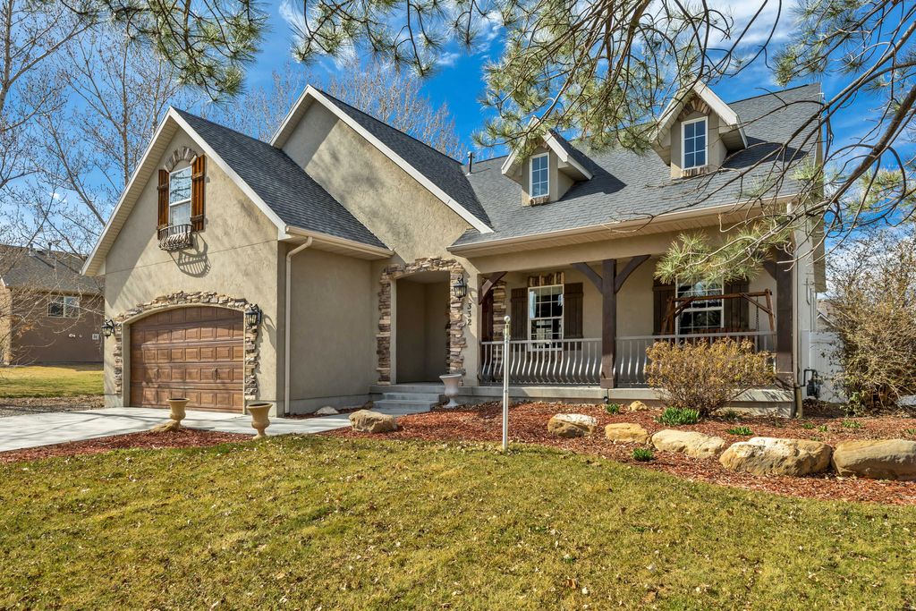 Photo of 332 W HILLSIDE DR, Saratoga Springs, UT 84045 (MLS # 2143187)