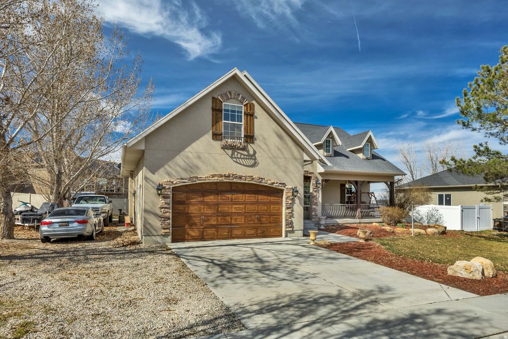 Photo of 332 W HILLSIDE DR, Saratoga Springs, UT 84045 (MLS # 2143187)