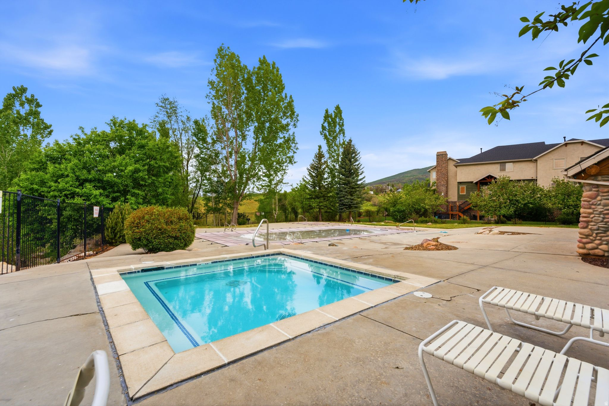 CASCADES AT MOOSE HOLLOW - Residential