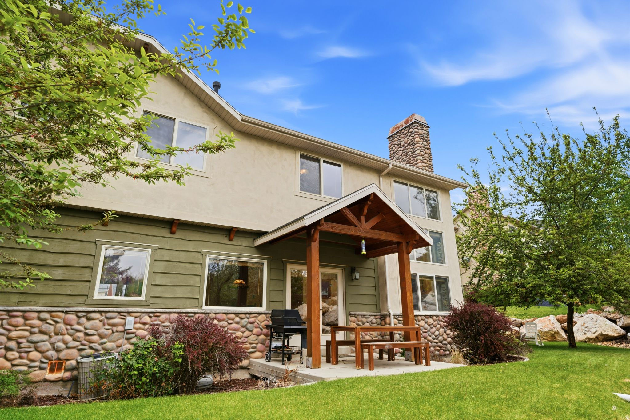CASCADES AT MOOSE HOLLOW - Residential
