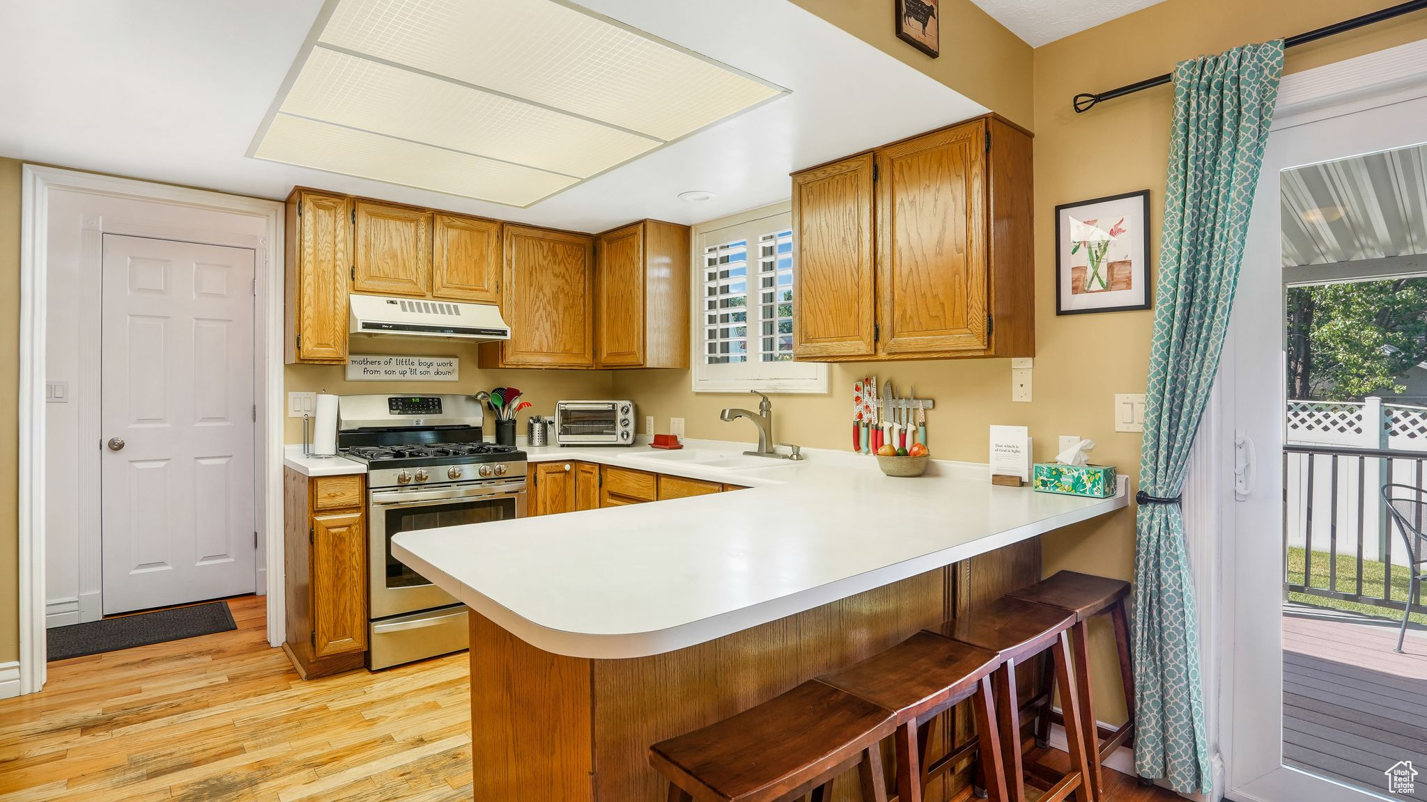 Main image without alt text