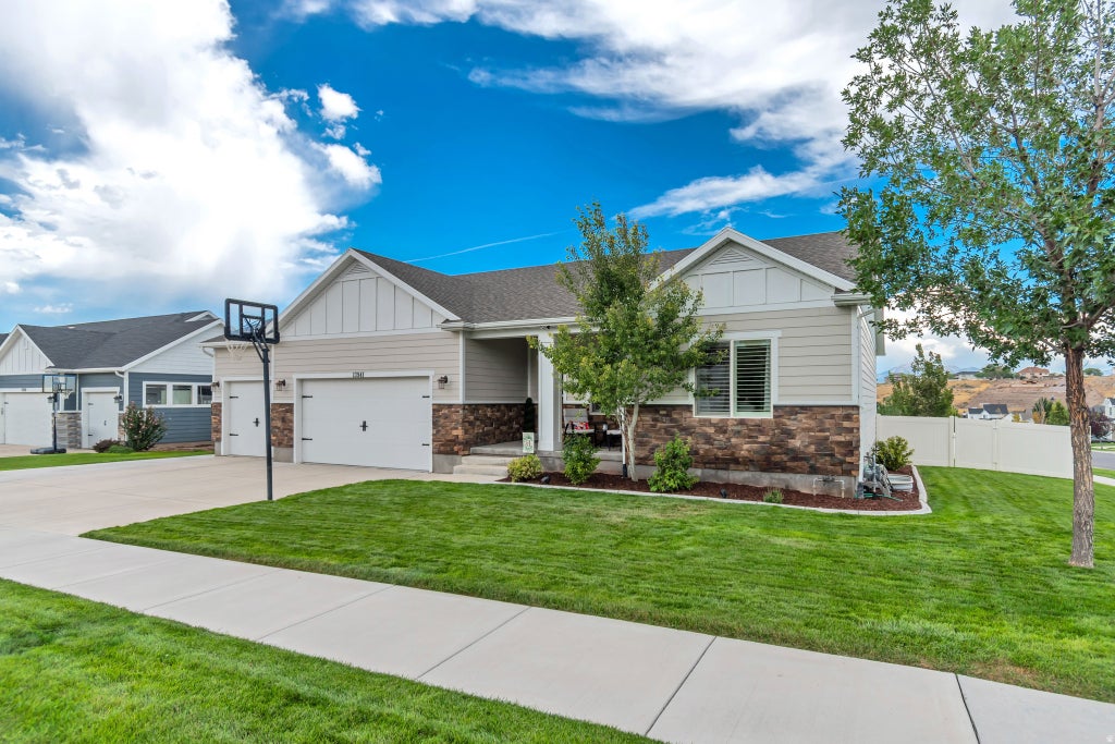 Photo of 13941 S BIRCH LEAF DR, Herriman, UT 84096 (MLS # 2181109)