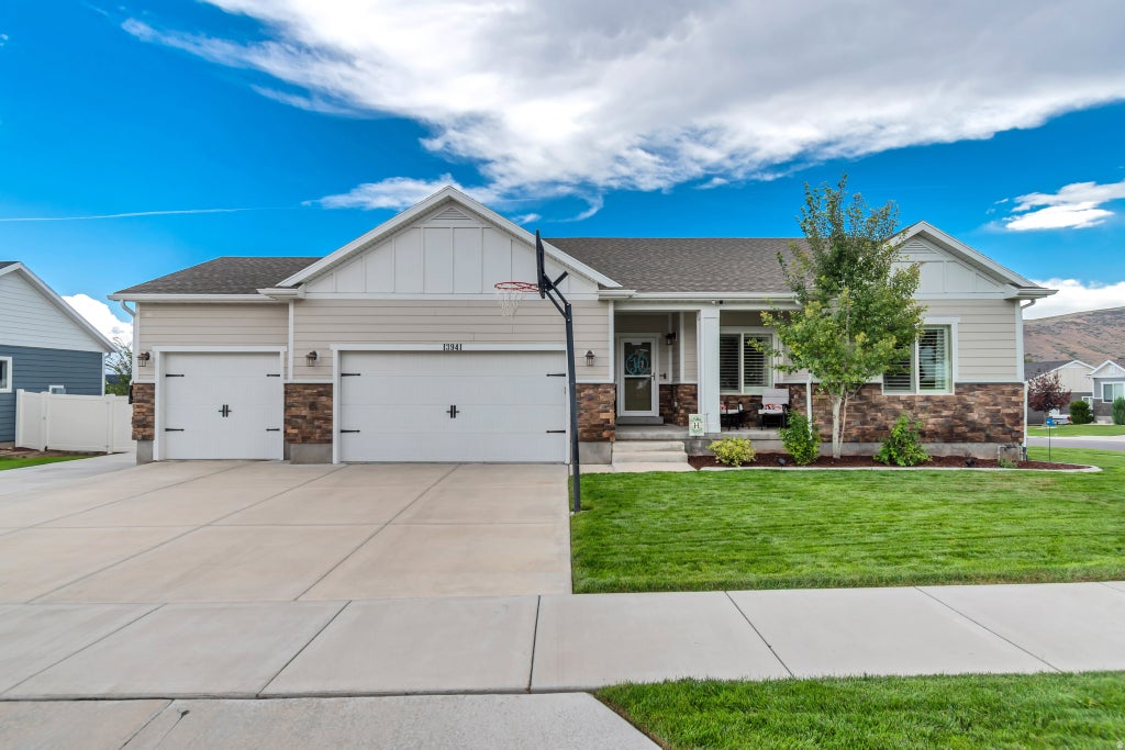 Photo of 13941 S BIRCH LEAF DR, Herriman, UT 84096 (MLS # 2181109)