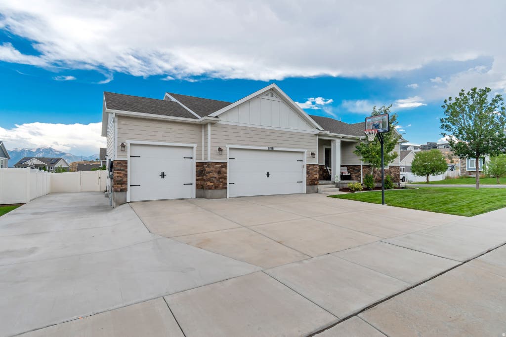 Photo of 13941 S BIRCH LEAF DR, Herriman, UT 84096 (MLS # 2181109)