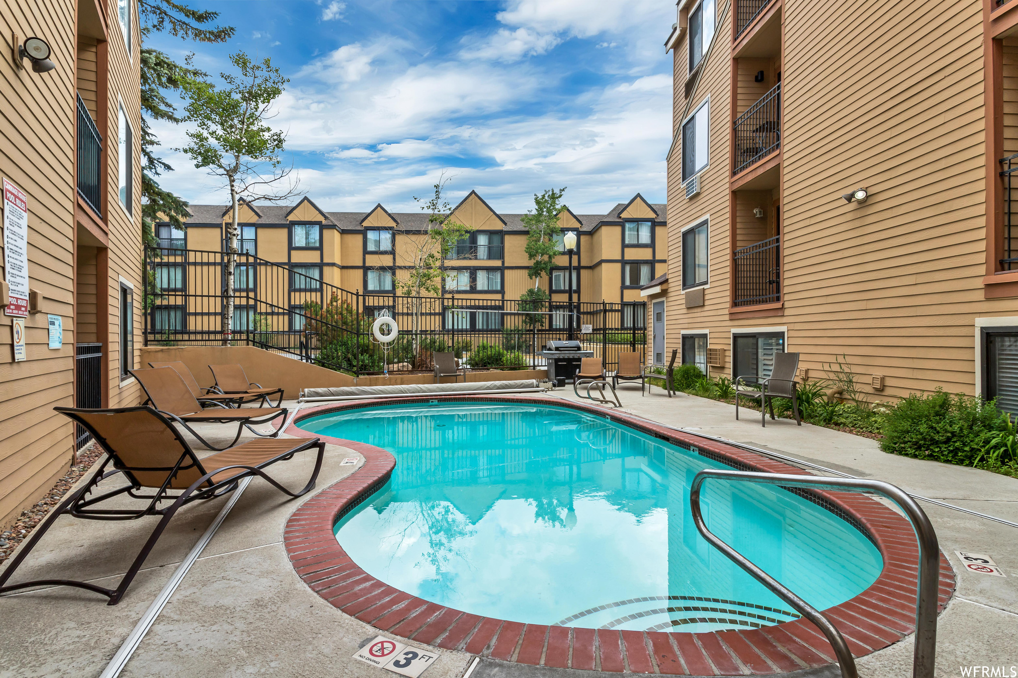 CARRIAGE HOUSE CONDOMINIUMS - Residential