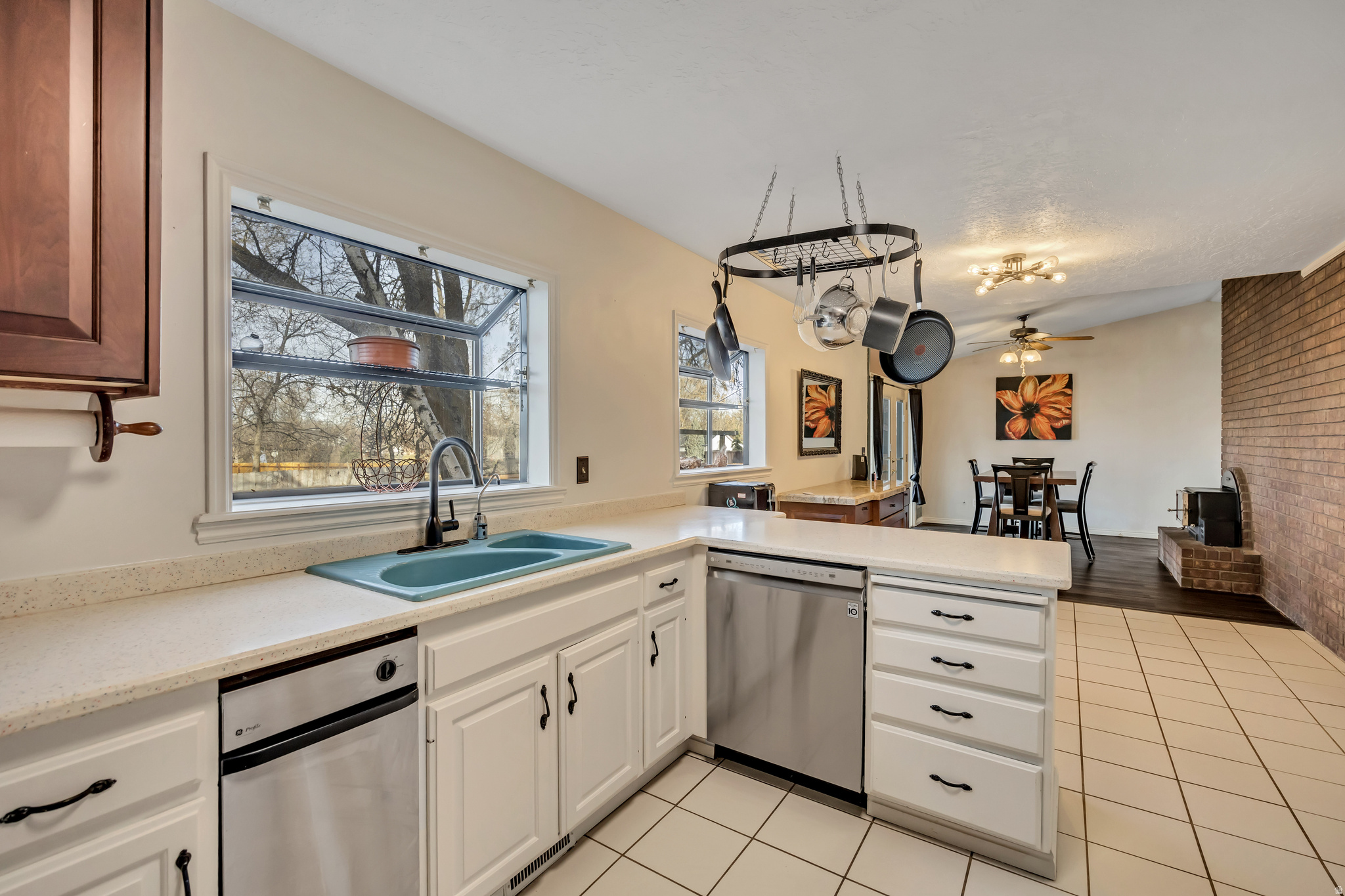 OAKRIDGE VILLAGE - Residential