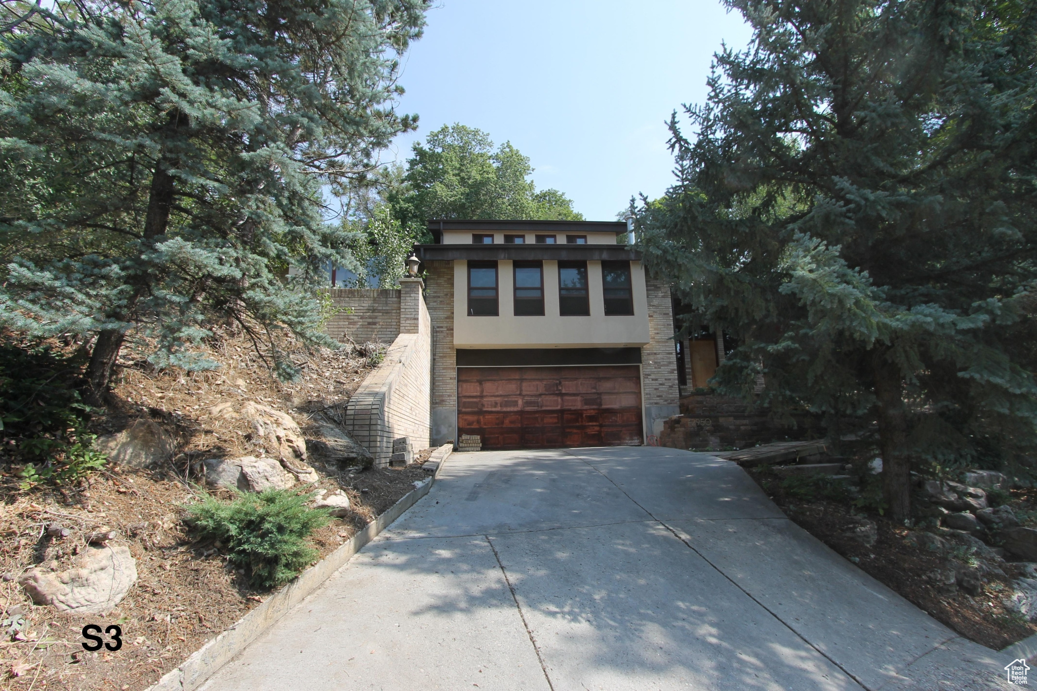 2950 E HILLSDEN DR