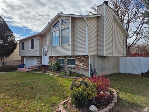 Photo of 825 N STAR CREST DR W, Salt Lake City, UT 84116 (MLS # 2106667)